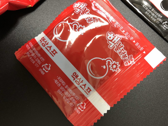 ペヤング獄激辛 VS ヘクブルダック炒め麺